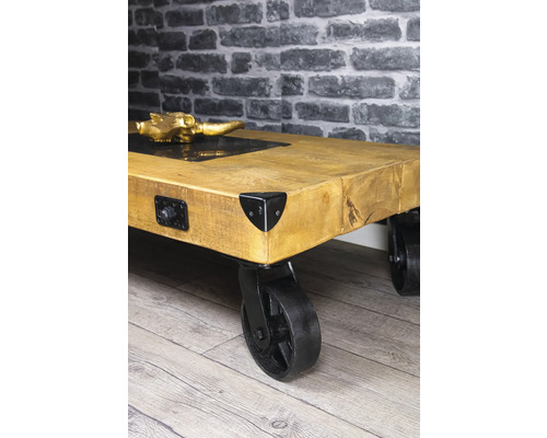 Houten salontafel met wielen in industrieel ontwerp
