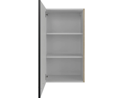 Open hangkast met drie planken