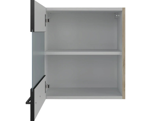 Open hangkast met twee planken