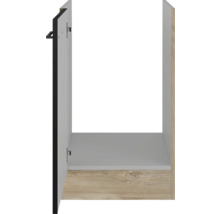 Keukenkast met open deur en plank
