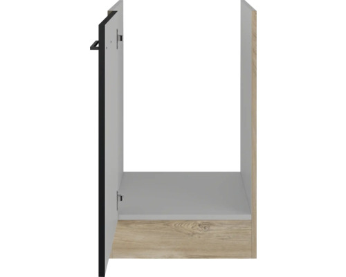 Keukenkast met open deur en plank