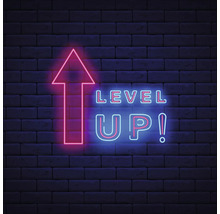 Neonreclame met pijl omhoog en de tekst Level Up