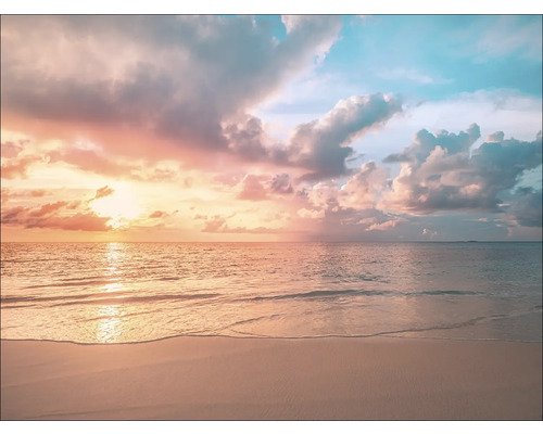 Strandlandschap met zee en zonsondergang