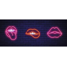 Neonverlichting met lippenmotieven op een bakstenen muur