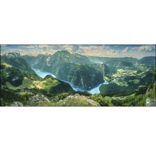 Panoramisch uitzicht op een meer, omgeven door bergen en bos