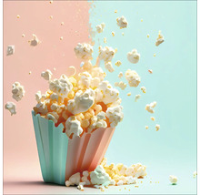 Een bak popcorn met verspreide korrels