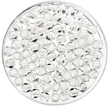 Heldere glaskralen in een transparant doosje voor het maken van sieraden