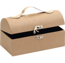 Geopende schatkist van karton met handvat en sluiting