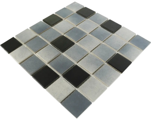 Mozaïektegel met vierkante steentjes in verschillende grijstinten