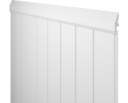 Close-up van een wit kunststof hek met profielplanken en een hekafdekking