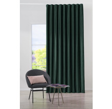 Decoratieve woonsfeer met gordijn, stoel en bijzettafel
