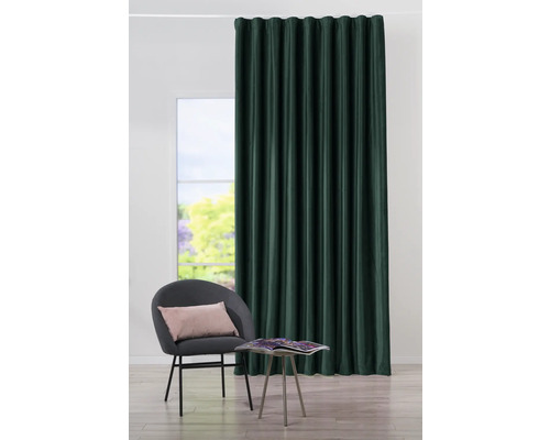 Decoratieve woonsfeer met gordijn, stoel en bijzettafel
