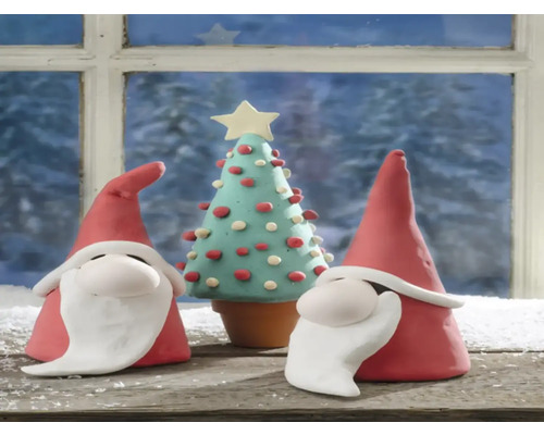 Kerstscène met twee kabouters en een kerstboom van klei voor een raam