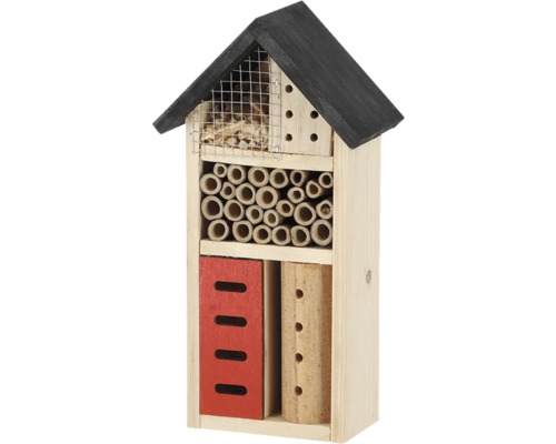 Houten insectenhotel met diverse vulmaterialen ter bevordering van de biodiversiteit in de tuin