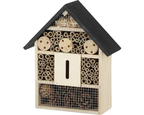 Houten insectenhotel met verschillende vulmaterialen voor diverse insectensoorten