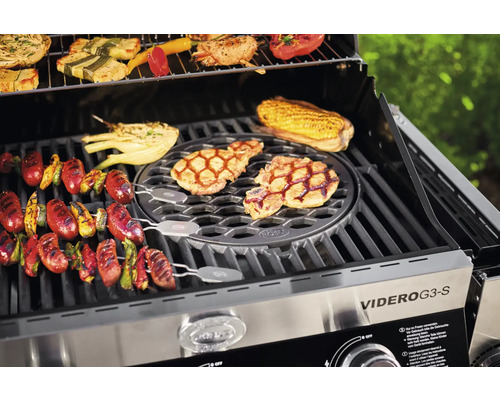 Barbecue met gegrilde worstspiesjes, maiskolven en steaks