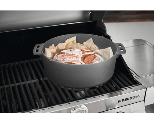 Broodbakpan met brood in de grill