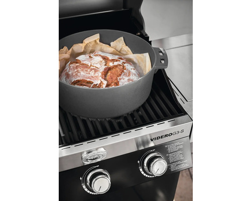 Broodbakken in een Dutch Oven op een barbecue