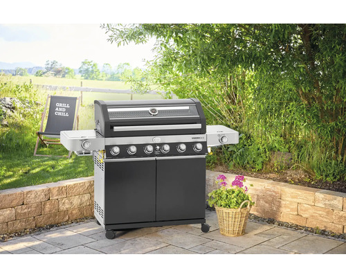 Gasbarbecue met zijbrander in de tuin