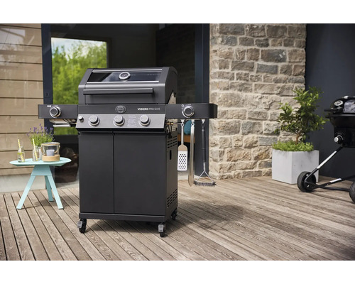 Zwarte gasbarbecue met accessoires op een terras