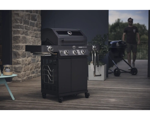 Zwarte gasbarbecue met vier branders op een terras