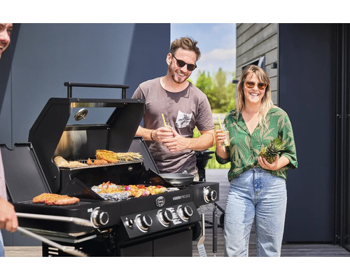 Mensen grillen met een Videro Pro G3-S gasbarbecue in de open lucht