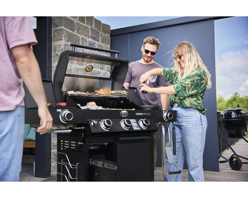 Barbecuescène met mensen die buiten barbecueën met barbecueapparatuur.