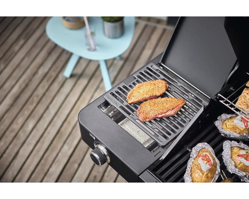 Een barbecue met eendenborst en aardappelen in aluminiumfolie