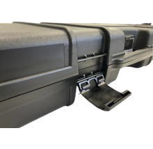 Detailopname van een zwarte gereedschapskist met sluiting