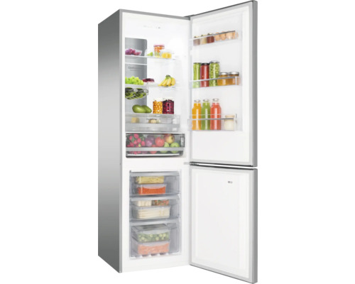 Geopende koelkast gevuld met eten