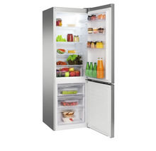 Geopende koelkast gevuld met eten