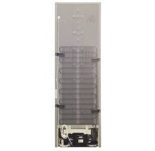 Achterkant van een koelkast met koelrooster en compressor