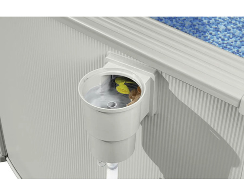 Detail van een zwembad met skimmer die bladeren en vuil opvangt.