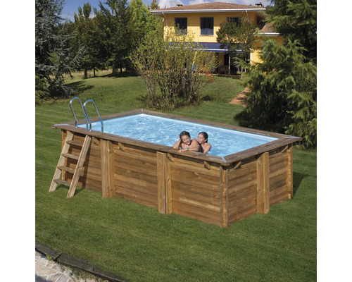 Houten zwembad met trap in de tuin met twee mensen in het water