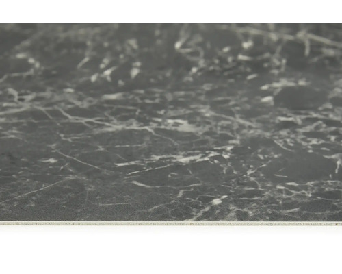 Close-up van een grijs werkblad met marmerlook.