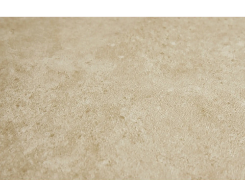 Close-up van een beige vloertegel met lichte textuur