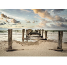 Uitzicht op een houten steiger op het strand