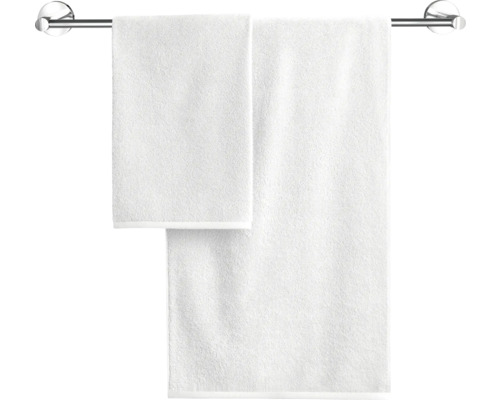 Twee witte handdoeken op een handdoekrek