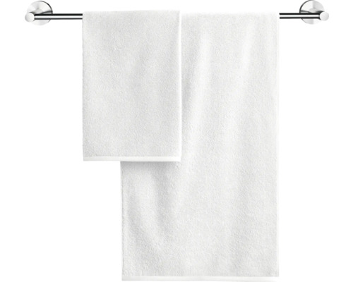 Twee handdoeken hangen aan een handdoekenrek