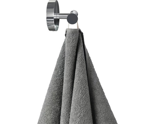 Grijze handdoek hangt aan een handdoekhaak
