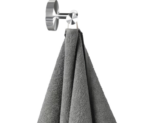 Handdoek hangt aan een handdoekhaak