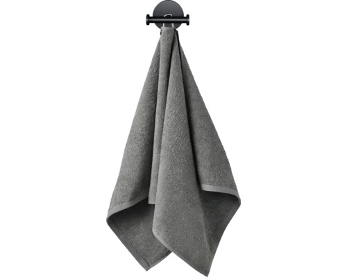 Grijze handdoek hangt aan een handdoekhaak