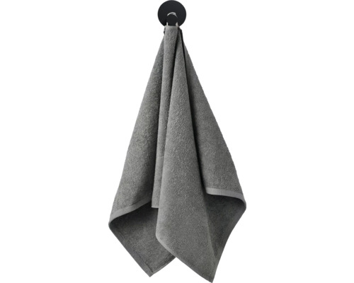 Grijze handdoek hangt aan een haak