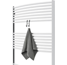 Handdoek hangt aan een radiator met handdoekhaken