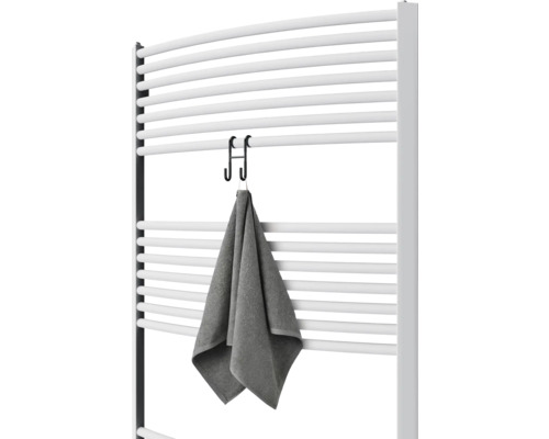 Handdoek hangt aan een radiator met handdoekhaken