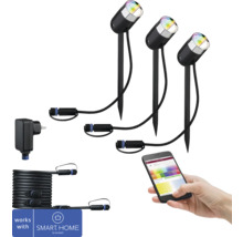 Drie zwarte tuinspots met grondspies, voeding en een smartphone met app voor de bediening van de spots