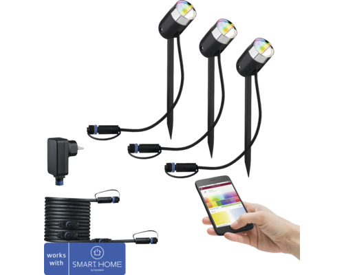 Drie zwarte tuinspots met grondspies, voeding en een smartphone met app voor de bediening van de spots