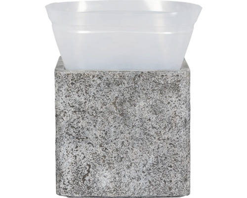 Betonnen bloempot met kunststof inzetstuk