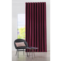 Kamer met gordijn, stoel en tafel