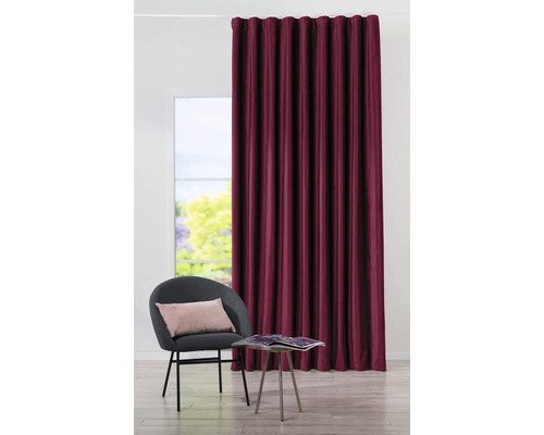 Kamer met gordijn, stoel en tafel